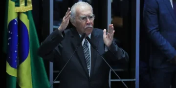 Ex-presidente José Sarney é internado com quadro de pneumonia