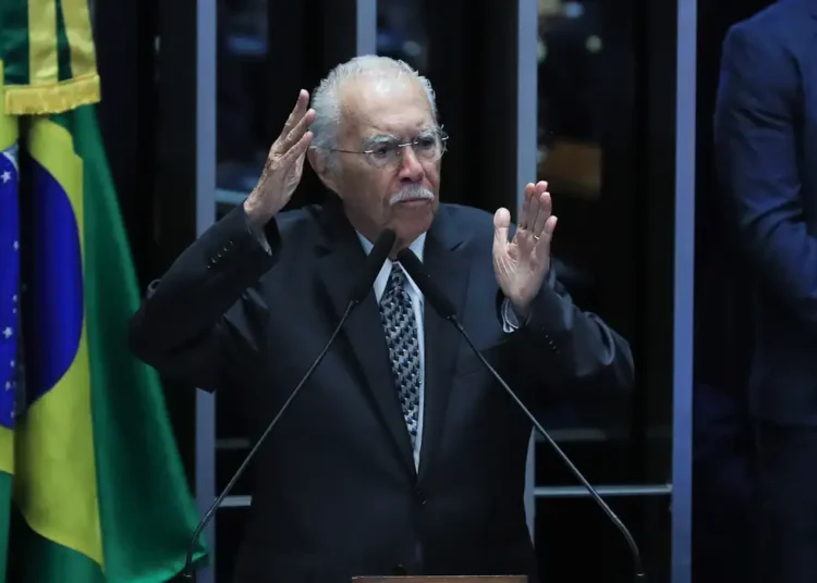 Ex-presidente José Sarney é internado com quadro de pneumonia