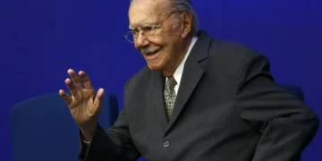 Sarney é internado no Sírio-Libanês para tratar pneumonia