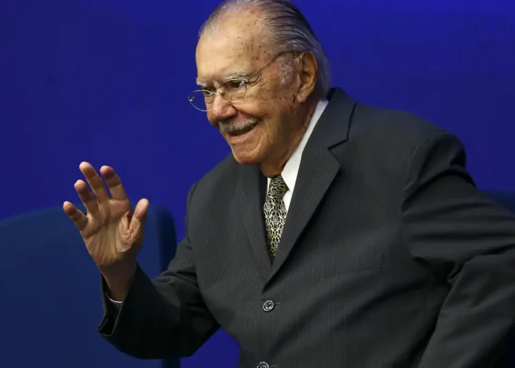 Sarney é internado no Sírio-Libanês para tratar pneumonia