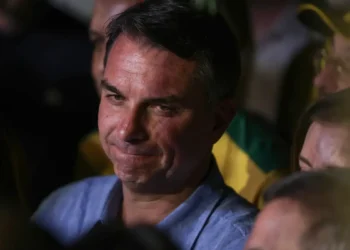 Imprensa internacional repercute fuga de Flávio Bolsonaro do Brasil