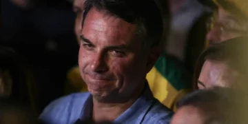 Imprensa internacional repercute fuga de Flávio Bolsonaro do Brasil