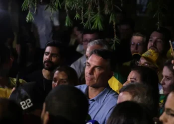 Flávio Bolsonaro impõe condições para liberar sigilos