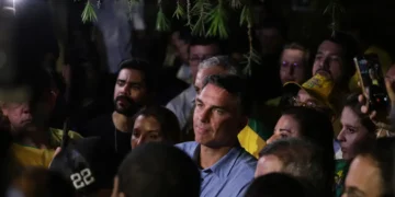 Flávio Bolsonaro impõe condições para liberar sigilos