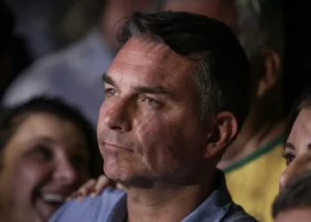 Mendonça multa Flávio por impulsionar post negativo contra Lula