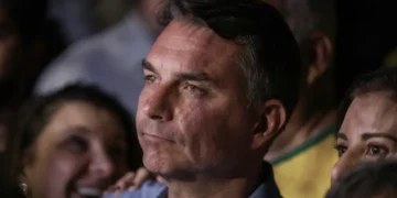 Mendonça multa Flávio por impulsionar post negativo contra Lula