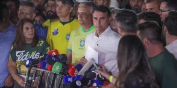 Moraes manda Flávio entregar passaporte e o proíbe de deixar o país