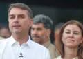 Flávio Bolsonaro fugiu para os EUA, diz Agência Reuters