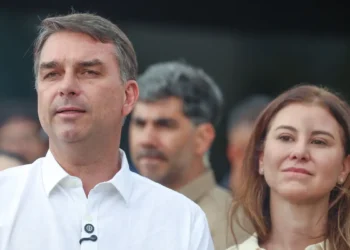 Flávio Bolsonaro fugiu para os EUA, diz Agência Reuters