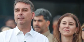 Flávio Bolsonaro fugiu para os EUA, diz Agência Reuters
