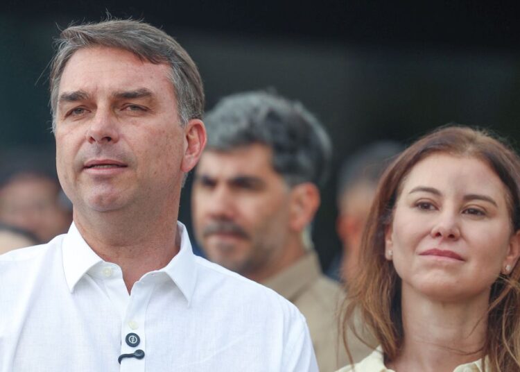 Flávio Bolsonaro participa de missa na Catedral de Brasília