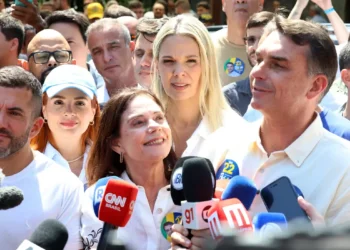Flávio Bolsonaro faz ato no Rio ao lado de Douglas Ruas