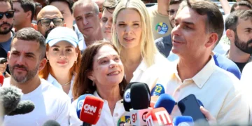 Flávio Bolsonaro faz ato no Rio ao lado de Douglas Ruas