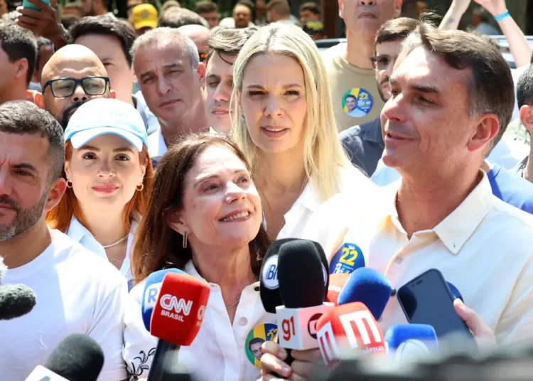 Flávio Bolsonaro faz ato no Rio ao lado de Douglas Ruas
