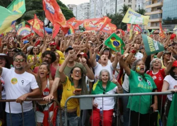 Ato em apoio à democracia e a Lula reúne milhares no Rio e Brasília