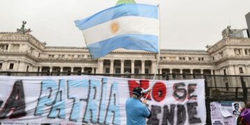 Milei lança plano para demitir 21 mil servidores na Argentina