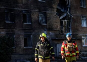 Drone russo atinge escola em Kiev; não há feridos, dizem autoridades