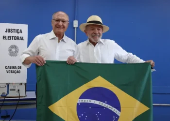 Mendonça dá 24h para remoção de posts sobre Lula e bandeira do Brasil