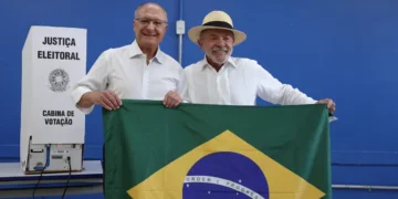 Mendonça dá 24h para remoção de posts sobre Lula e bandeira do Brasil