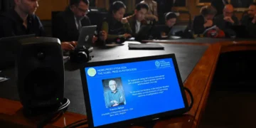 Belga que descobriu menor partícula do universo recebe Nobel de Física