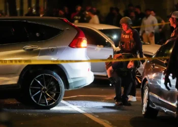 Homem é baleado em Nova York dentro de carro por agentes do ICE
