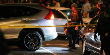 Homem é baleado em Nova York dentro de carro por agentes do ICE