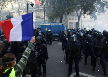 Macron diz que não haverá mais distúrbios; manifestantes se organizam