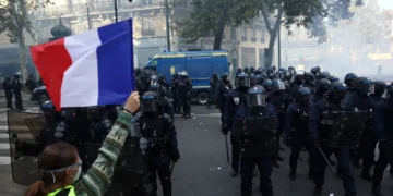 Macron diz que não haverá mais distúrbios; manifestantes se organizam