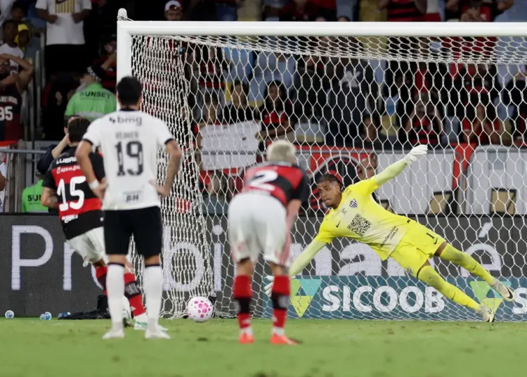 Gol nos acréscimos assegura Flamengo na liderança do Brasileirão