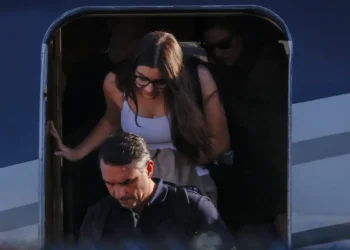 Flávio Bolsonaro chega aos Estados Unidos depois de fugir do Brasil
