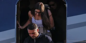Flávio Bolsonaro chega aos Estados Unidos depois de fugir do Brasil