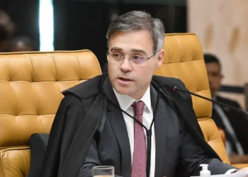 Mendonça determina remoção de vídeo de deputados contrários a Flávio