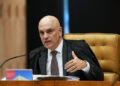 Moraes autoriza Flávio Bolsonaro a visitar o pai, preso em casa