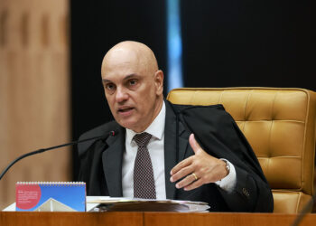 Moraes autoriza Flávio Bolsonaro a visitar o pai, preso em casa