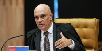 Moraes autoriza Flávio Bolsonaro a visitar o pai, preso em casa
