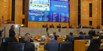 Assembleia aprova em uma tarde PEC que obriga governo a pagar emendas de deputados