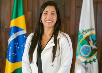 Justiça proíbe deputada de incentivar demissão de opositores
