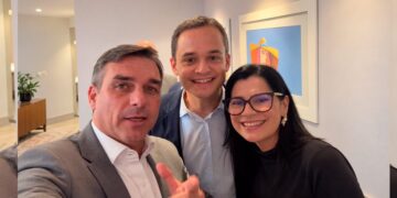 Em Brasília, Pazolini sela aliança com Flávio Bolsonaro e assume de vez o palanque bolsonarista no 2º turno