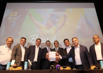Flávio Bolsonaro recebe apoio de governadores eleitos e Cury