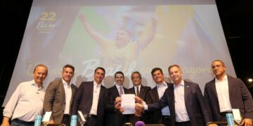 Flávio Bolsonaro recebe apoio de governadores eleitos e Cury