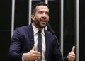 Deputado André Janones é internado com arritmia em São Paulo