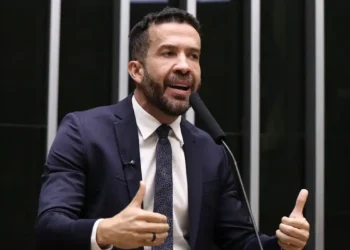 Deputado André Janones é internado com arritmia em São Paulo