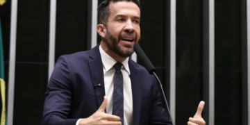 Deputado André Janones é internado com arritmia em São Paulo