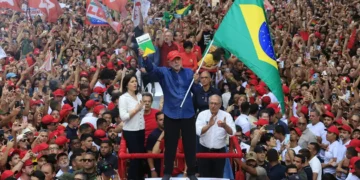 Lula vence Flávio Bolsonaro de virada e é eleito presidente pela quarta vez