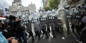 Ajuste de Milei reduz número de novos aposentados em 53% na Argentina