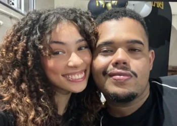 Casal morre após moto bater em poste na Serra na volta de churrasco