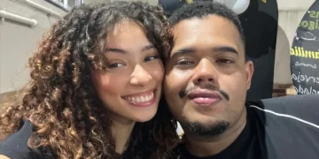 Casal morre após moto bater em poste na Serra na volta de churrasco