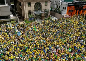 Campanha de Flávio Bolsonaro realiza manifestação na Paulista