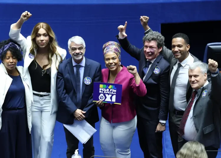 CUT elogia fim da “massacrante” 6×1; CNI quer revisar PEC aprovada