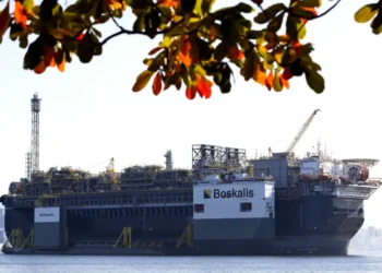 Petróleo sobe 2% com suspensão de exportações pela China